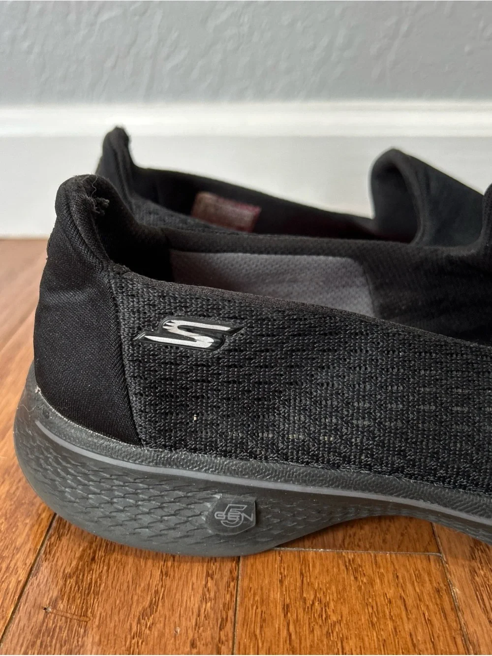 Skechers Go Walk 4 Walking Shoes Slip On Sneakers Women’s Size 9.5 Wide Black